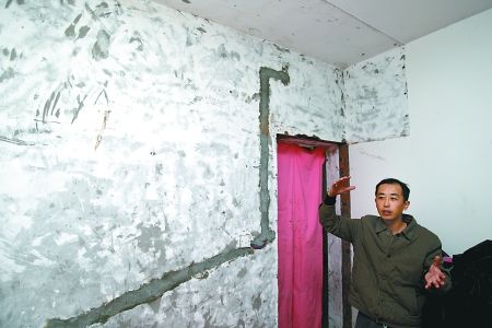 昨日,大渡口翠柏小區(qū),白蟻橫行,王先生只得將家中所有木家具、門框全都拆除。